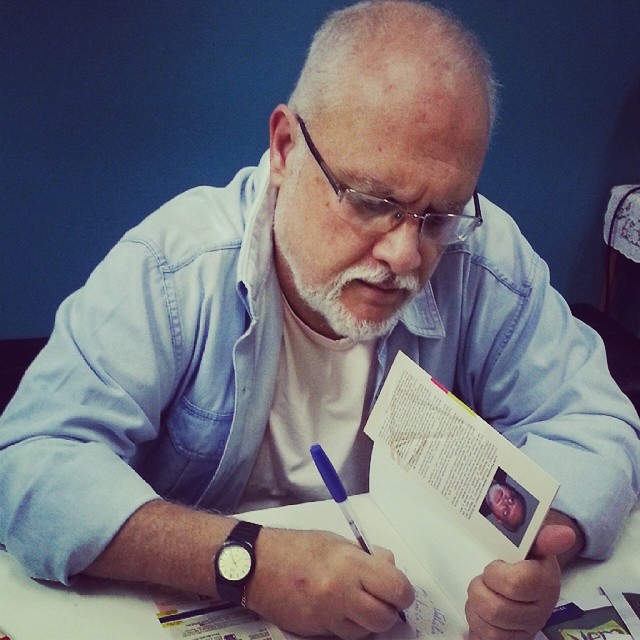 Luiz Fernando Abreu autografando um livro
