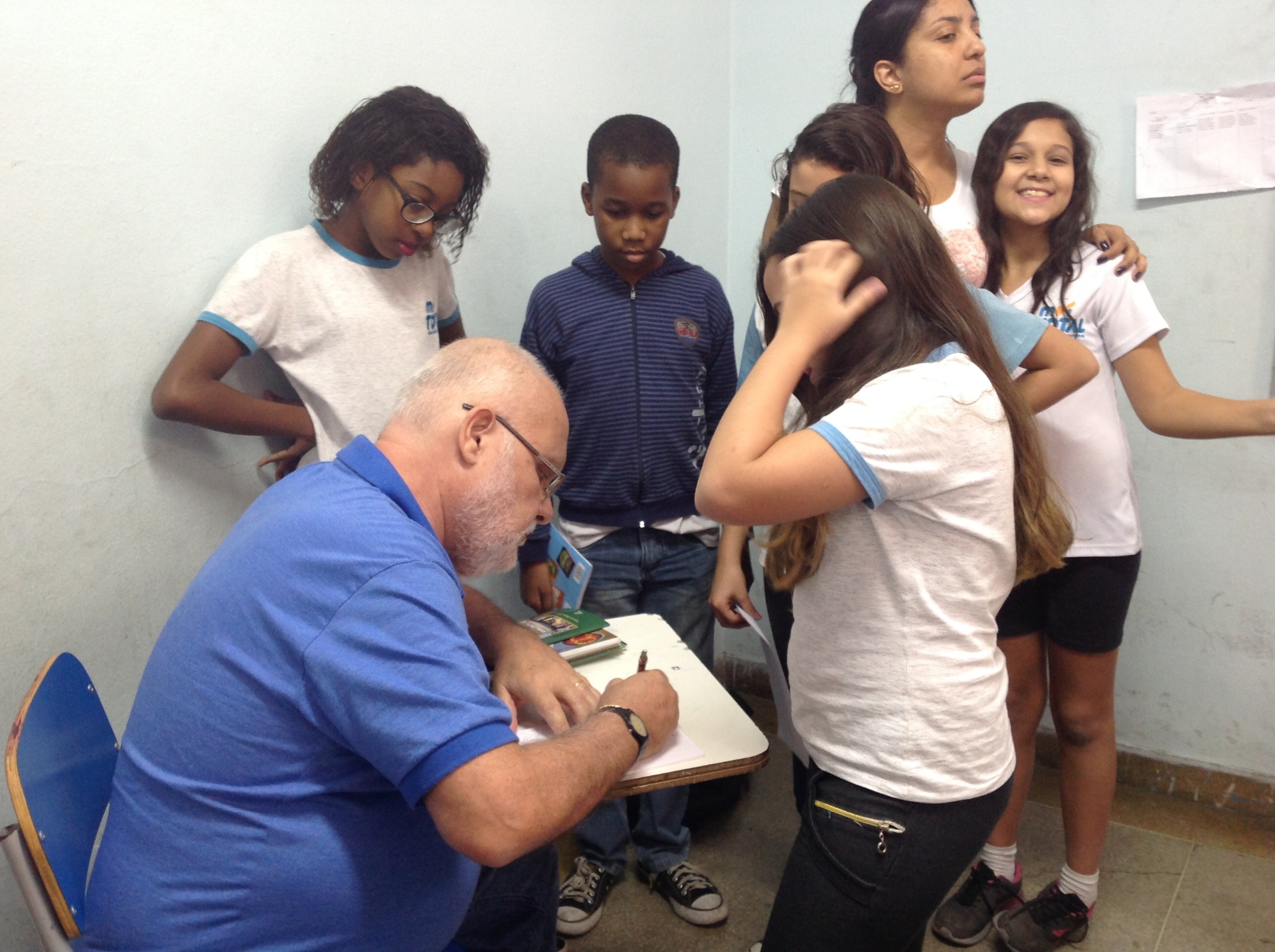 Autógrafos com alunos